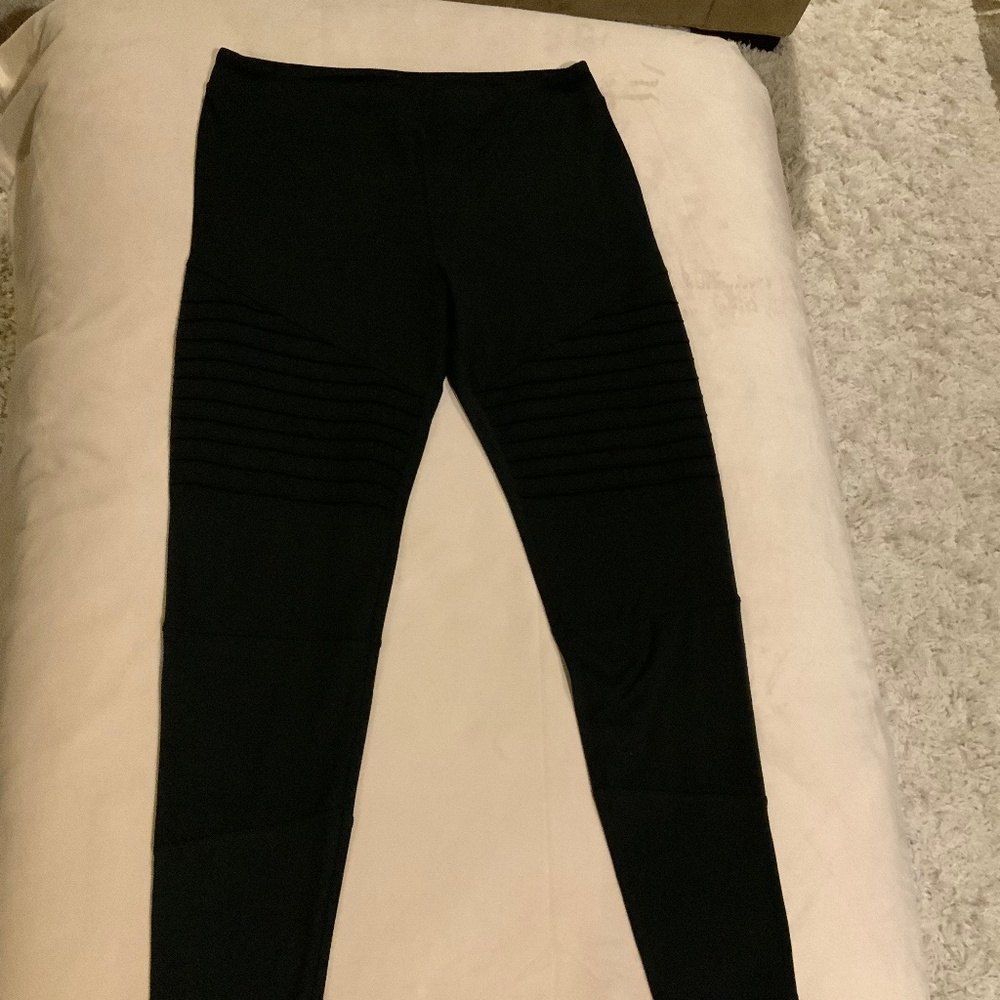 Olive & Oak Black M lightweight soft leggings with moto accent Normcore Travel